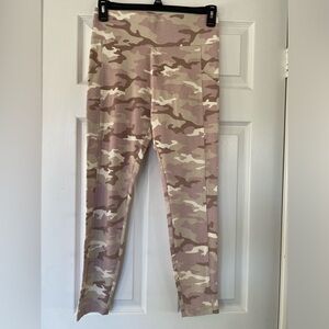 NWT‎ Lou & Grey Pink Camo Leggings Size Medium
